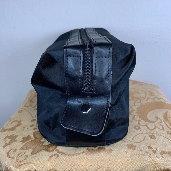NEW GUESS Black Toiletry Bag Classic Zip Closure Travel Cosmetic - Picture 8 of 9
